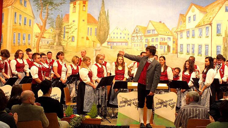 Für das Frühjahrskonzert hatte Dirigent Thomas Nees mit dem Blasorchester Sand ein anspruchsvolles Programm einstudiert. Foto: ab