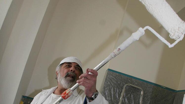 Maler Hans Lauterbach gibt sich auch bei der farblichen Neugestaltung viel Mühe.