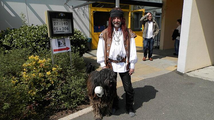 Eine gewisse Ähnlichkeit ist nicht zu übersehen: Harald Patzelt mit seinem Hund Basso.