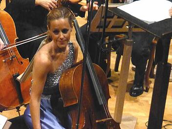 Sol Gabetta spielte das Cellokonzert von Camille Saint-Saëns. Foto: Ahnert