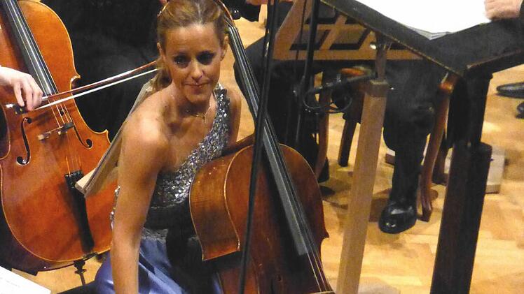 Sol Gabetta spielte das Cellokonzert von Camille Saint-Saëns. Foto: Ahnert