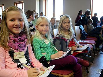 Amelie (8), Neele (8) und Charlotte (7) - von links - sind jetzt echte Studentinnen. Fleißig machten sie sich Notizen und hörten zu. Foto: Mariell Dörrschmidt