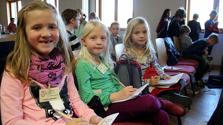 Amelie (8), Neele (8) und Charlotte (7) - von links - sind jetzt echte Studentinnen. Fleißig machten sie sich Notizen und hörten zu. Foto: Mariell Dörrschmidt