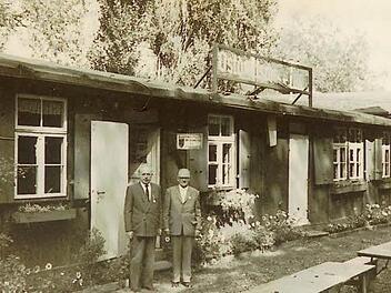 Das Ostdeutsche Heim auf der Saaleinsel in Hammelburg: Der rechte der beiden Männer ist der damalige Obmann der Heimatvertriebenen, Leopold Schmitt.  Foto: Josef Hersche/Archiv: Josef Kirchner