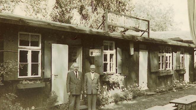 Das Ostdeutsche Heim auf der Saaleinsel in Hammelburg: Der rechte der beiden Männer ist der damalige Obmann der Heimatvertriebenen, Leopold Schmitt.  Foto: Josef Hersche/Archiv: Josef Kirchner