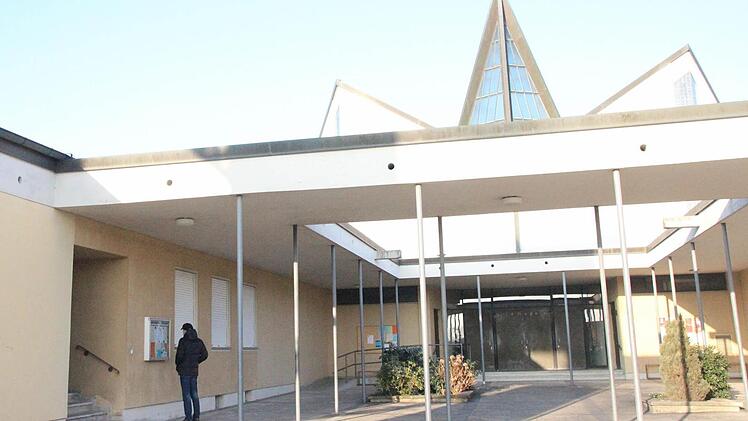 In Oerlenbach soll das Pfarrhaus saniert werden. Die Modernisierung des Pfarrheimes ist dagegen zurückgestellt. Foto: Heike Beudert