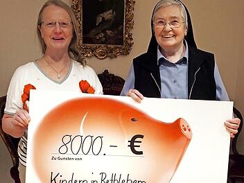Ursula Fröhlich und Schwester Ruth Reißig bei der Übergabe der Spende für Israel Foto: MAnfred Welker
