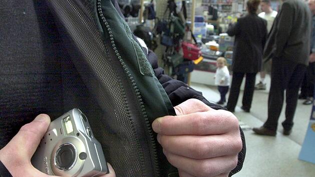 Ein Ladendieb stiehlt eine Kamera. Symbolfoto: Ferdinand Ostrop dpa