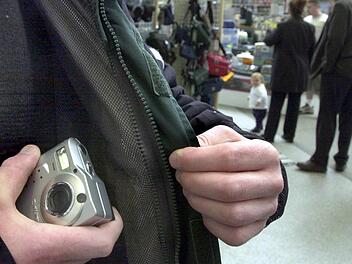 Ein Ladendieb stiehlt eine Kamera. Symbolfoto: Ferdinand Ostrop dpa