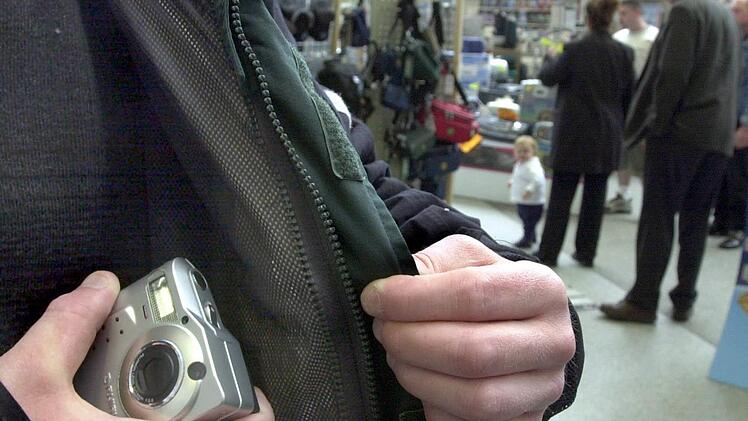 Ein Ladendieb stiehlt eine Kamera. Symbolfoto: Ferdinand Ostrop dpa
