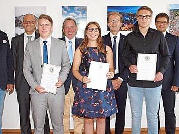 Moritz Mertinke, Alisa Gutsch und David Püls (vorne von links) wurden mit dem Förderpreis des Lions Club Lichtenfels ausgezeichnet. Foto: thi