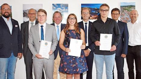 Moritz Mertinke, Alisa Gutsch und David Püls (vorne von links) wurden mit dem Förderpreis des Lions Club Lichtenfels ausgezeichnet. Foto: thi