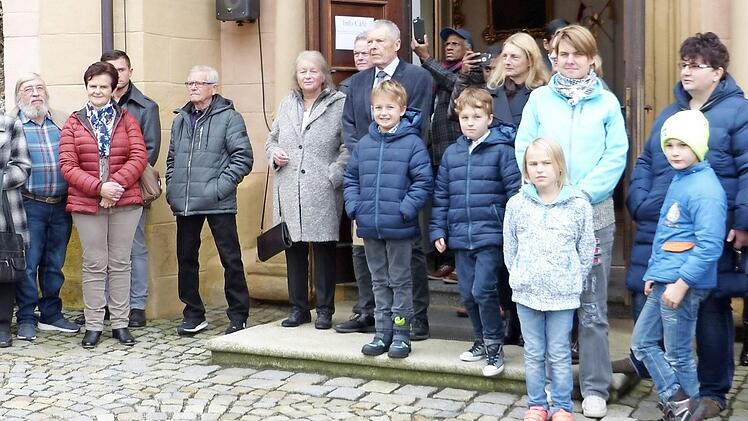 Die Familie Marlok vor der Basilika Marienweiher
