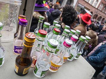 Übermäßiger Alkoholkonsum führte zu vielen Polizeieinsätzen in Unterfranken. Foto: Frank Rumpenhorst/dpa