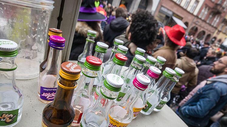 Übermäßiger Alkoholkonsum führte zu vielen Polizeieinsätzen in Unterfranken. Foto: Frank Rumpenhorst/dpa