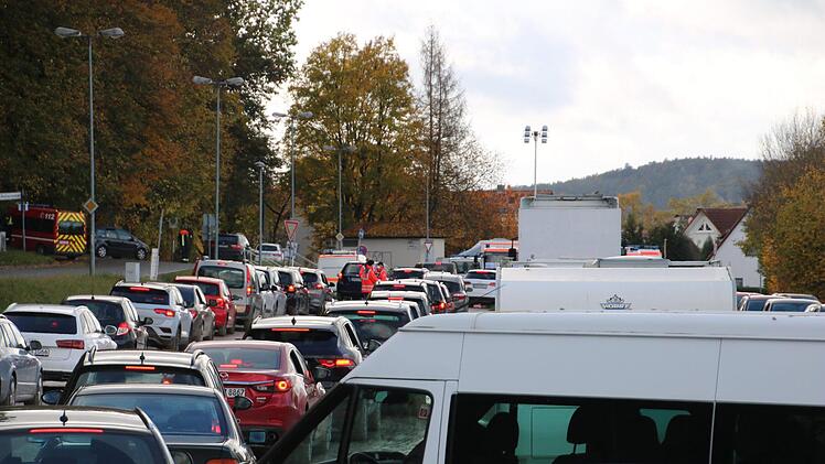 Rund 530 Personen - Schüler, Lehrer und das Personal der Ebermannstadter Realschule - wurden am Festparkplatz getestet. Fotos: Ronald Heck
