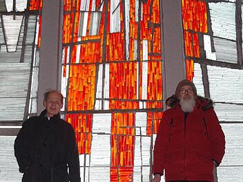 Der Rück- und Neubau der Mottener Kirche soll nun dieses Jahr endlich begonnen werden. Pfarrer Hans Thurn (links) und Kirchenpfleger Michael Mahr freuen sich, weil dann kein eindringendes Wasser mehr aufgefangen werden muss.  Die Aussicht auf eine neue Kirche wird doch etwas getrübt, denn das Kirchenfenster mit dem "Blutenden Herzen Mariens" kann nicht erhalten bleiben. Foto: Stephanie Elm