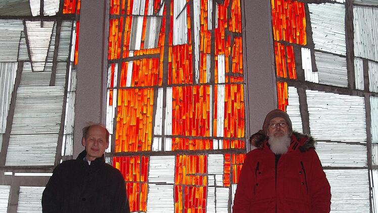 Der Rück- und Neubau der Mottener Kirche soll nun dieses Jahr endlich begonnen werden. Pfarrer Hans Thurn (links) und Kirchenpfleger Michael Mahr freuen sich, weil dann kein eindringendes Wasser mehr aufgefangen werden muss.  Die Aussicht auf eine neue Kirche wird doch etwas getrübt, denn das Kirchenfenster mit dem "Blutenden Herzen Mariens" kann nicht erhalten bleiben. Foto: Stephanie Elm