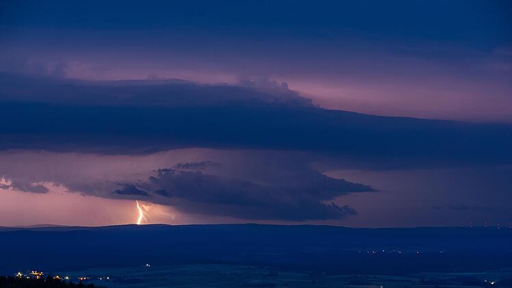 Das Gewitter tobt sich über Schondra in der Rhön aus. Foto: Jürgen Hüfner