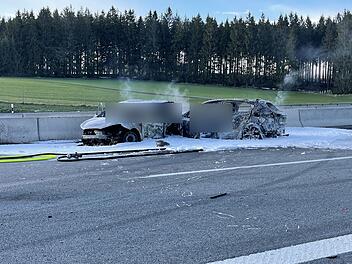 Autos gehen nach Unfall in Flammen auf: Zwei Personen sterben im Feuer
