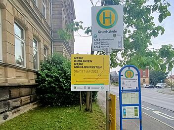 Landkreis Lichtenfels: Mit Fahnen und Nasen - Neue Buslinien und Haltestellen gekennzeichnet Landkreis Lichtenfels: Mit Fahnen und Nasen - Neue Buslinien und Haltestellen gekennzeichnet