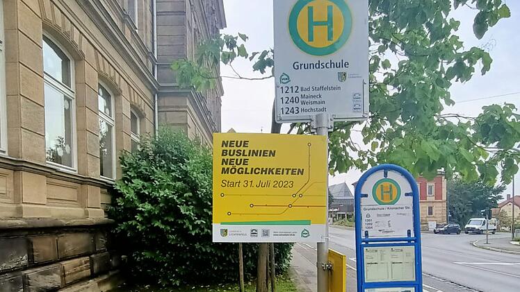 Landkreis Lichtenfels: Mit Fahnen und Nasen - Neue Buslinien und Haltestellen gekennzeichnet