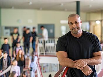 Lehrer Reff wuchs mit Depressionen im Elternhaus auf. Er k&auml;mpfte sich gegen alle Widerst&auml;nde zum Abitur und durch das Studium. Heute ist er Lehrer.