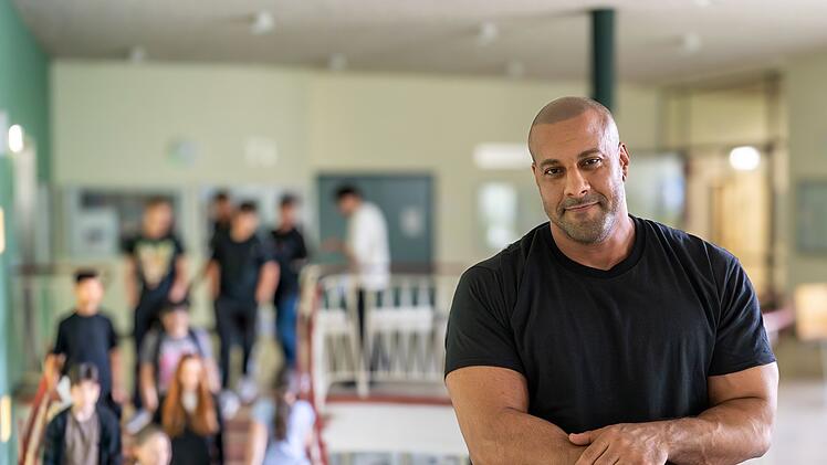 Lehrer Reff wuchs mit Depressionen im Elternhaus auf. Er k&auml;mpfte sich gegen alle Widerst&auml;nde zum Abitur und durch das Studium. Heute ist er Lehrer.