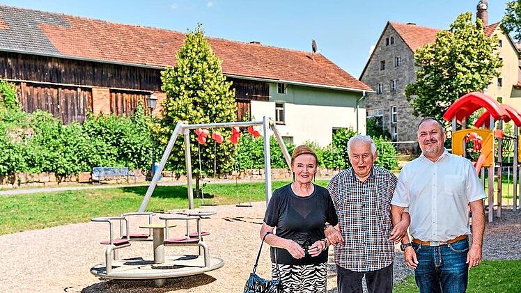 Weismains B&uuml;rgermeister Matthias M&uuml;ller (rechts) freute sich besonders &uuml;ber die gro&szlig;z&uuml;gige Spende von Helma und Alois Dechant. Weismains Kinder und deren Familien haben nun einen neuen Anziehungspunkt. Dechant