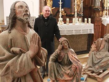 Rund 600 Jahre alt sind die Terrakotta-Figuren von Jesus, Johannes und Petrus (von links), die Dekan Kemmer nach der Restaurierung und einer fünfjährigen Abstinenz wieder in den Ölberg bringen lässt. Foto: Andreas Dorsch