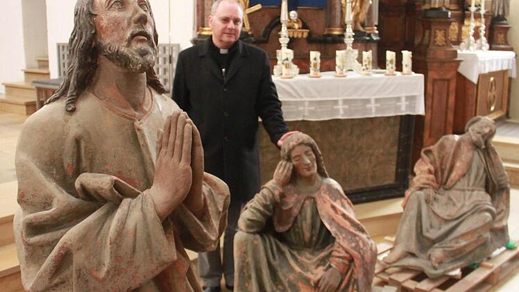 Rund 600 Jahre alt sind die Terrakotta-Figuren von Jesus, Johannes und Petrus (von links), die Dekan Kemmer nach der Restaurierung und einer fünfjährigen Abstinenz wieder in den Ölberg bringen lässt. Foto: Andreas Dorsch