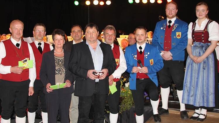 V.l.n.r. Theo Lerche, Walter Einwag, Ingrid Wagner, Rainer Porzel, Michael Baiersdorfer, Harald Wagner, Daniel Baiersdorfer, Stefan Plott, Christin Lerche.Foto: Eckert