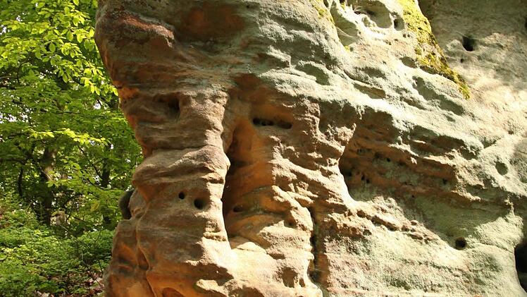 Auch in dieser Felsbastion lässt sich ein Gesicht erkennen.
