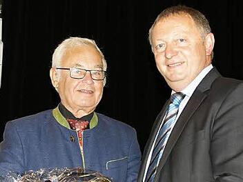 Nach zehn Jahren als Vorsitzender des Regionalen Planungsverbandes gab der Landrat des Kreises Haßberge, Rudolf Handwerker (links), das Amt in die Hände des Bad Kissinger Landrats Thomas Bold.  Foto: Weinbeer