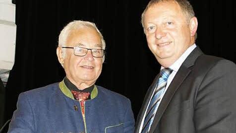 Nach zehn Jahren als Vorsitzender des Regionalen Planungsverbandes gab der Landrat des Kreises Haßberge, Rudolf Handwerker (links), das Amt in die Hände des Bad Kissinger Landrats Thomas Bold.  Foto: Weinbeer