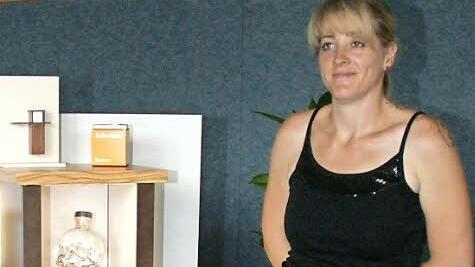 Jessika Klarmann aus Ebelsbach (hier mit ihrem Gesellenstück) hat bereits ihre zweite Berufsausbildung erfolgreich abgeschlossen. Jetzt ist sie nicht nur Fleischereifachverkäuferin, sondern neuerdings auch Schreiner-Gesellin. Foto: Sabine Weinbeer