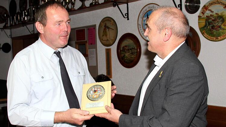 Lorenz Mölkner (l.) bekam von Friedwart Lender ein Ehrenschild. Fotos: Johanna Blum