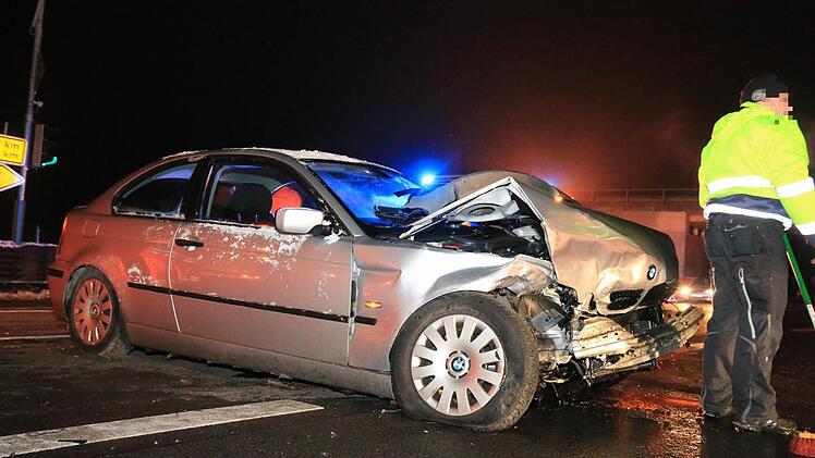 Auf der B289 bei Zettlitz (Kreis Lichtenfels) ist es am Montagabend zu einer Kollision zwischen zwei Autos gekommen. Foto: Ferdinand Merzbach