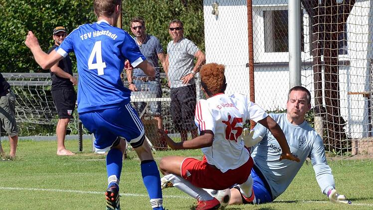 SC Münchaurach - SG Höchstadt/Gremsdorf. Die in Höchstadter Trikots spielenden Gäste (hier Jonas Liepold und Keeper Steffen Kratz) behielten zum Ligastart knapp die Oberhand.  Foto: herzopress
