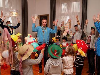 "Rucki Zucki" musste Bürgermeister Michael Ziegler (Mitte) mit den Kindern tanzen. Foto: Günther Geiling