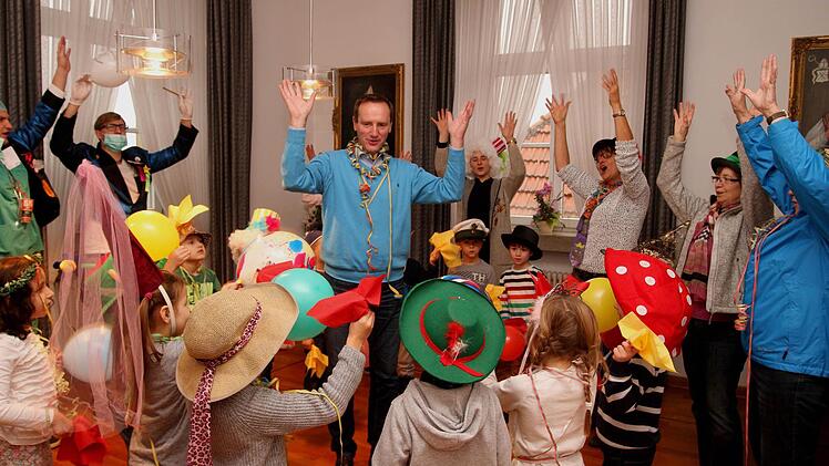 "Rucki Zucki" musste Bürgermeister Michael Ziegler (Mitte) mit den Kindern tanzen. Foto: Günther Geiling