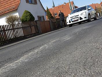 Der Belag im unteren Teil der Friedhofstraße ist in keinem guten Zustand mehr. Foto: Arkadius Guzy