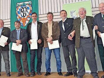 Sie wurden für langjährige Treue zum Jagdschutz- und Jägerverband Kronach geehrt. Mit im Bild Kreisvorsitzender Bernhard Schmitt (l.) und Zweiter Kreisvorsitzender Eckhard Schneider (Dritter v. r.)