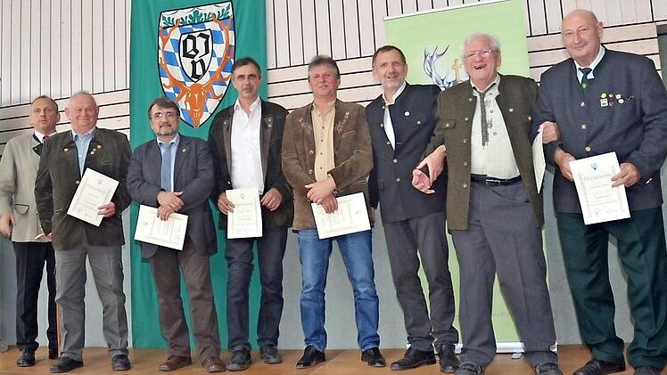 Sie wurden für langjährige Treue zum Jagdschutz- und Jägerverband Kronach geehrt. Mit im Bild Kreisvorsitzender Bernhard Schmitt (l.) und Zweiter Kreisvorsitzender Eckhard Schneider (Dritter v. r.)