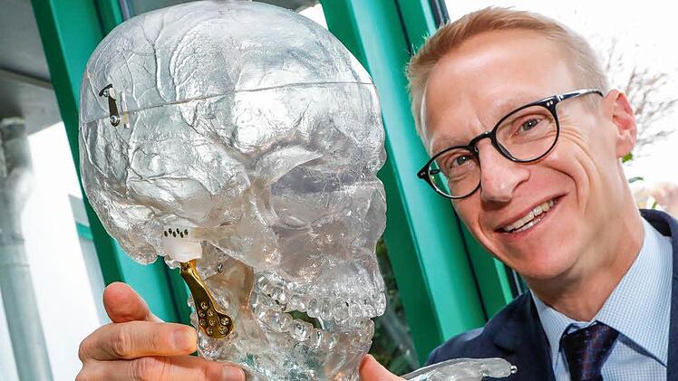 Oliver Brehm mit einem Kunststoff-Skelett, das mit Endoprothesen der Peter Brehm GmbH ausgestattet ist  Fotos: Matthias Hoch