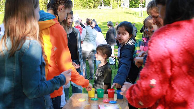 Ein buntes Mitgebsel vom Gottesdienst waren die Farben, die sich jeder Besucher in Form von Fingerfarb-Tupfern mitnehmen konnte. Besonders die Kinder und Jugendlichen waren davon begeistert.
