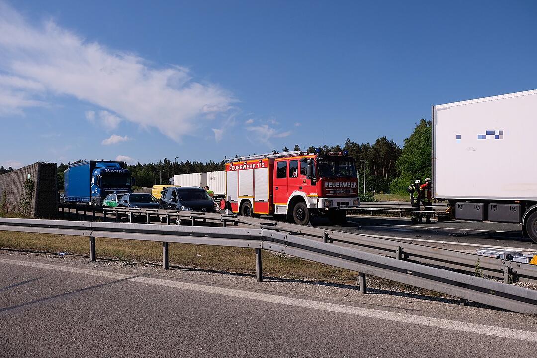 Lastwagenfahrer stirbt nach schwerem Auffahrunfall auf A3