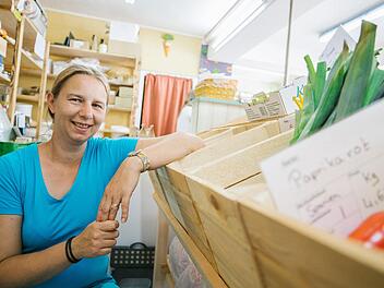 Seit Dienstag (29. Mai 2018) verkauft Sandra Walter im "Gewürzallerlei" am Kronacher Marienplatz neben den namensgebenden Produkten auch Obst und Gemüse. Foto: Marian Hamacher