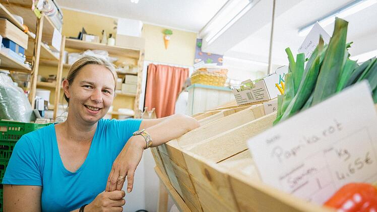 Seit Dienstag (29. Mai 2018) verkauft Sandra Walter im "Gewürzallerlei" am Kronacher Marienplatz neben den namensgebenden Produkten auch Obst und Gemüse. Foto: Marian Hamacher