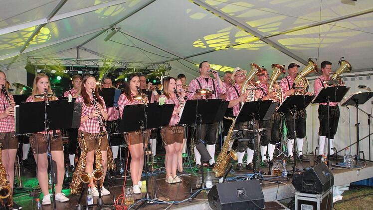 Bis weit nach Mitternacht sorgten die Wickendorfer Musikanten f&uuml;r Partystimmung. Foto: Herbert Fischer